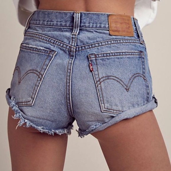 Highwaisted 501 Medium Wash Levi Denim Shorts - Picture 3 of 8